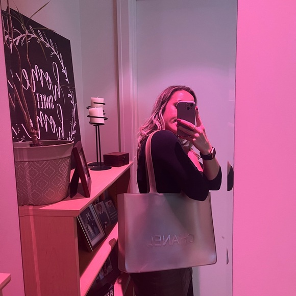 💛💛💛SOLD💛💛💛 Chanel Logo Embossed Jelly tote - Picture 7 of 7